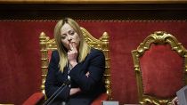 La primera ministra italiana, Giorgia Meloni, hace una pausa tras dirigirse al Senado italiano en Roma el martes 21 de marzo de 2023.