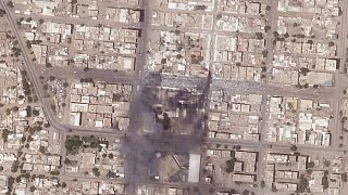 Feuer und zerstörte Marktstände in einem Gewerbegebiet im Norden von Khartum