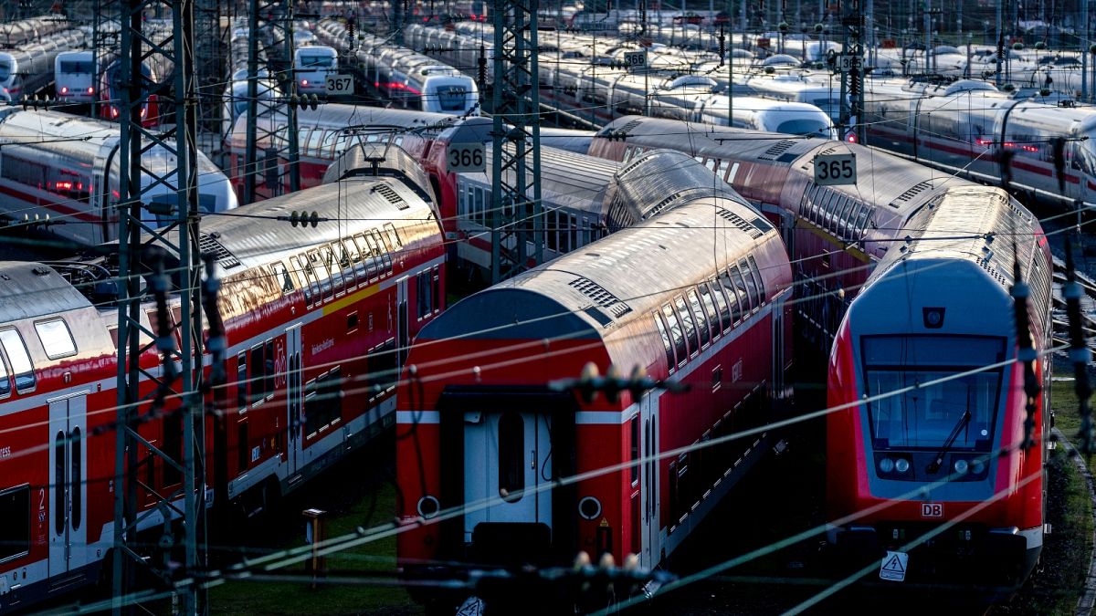 Archiv: Züge in der Nähe des Hauptbahnhofs in Frankfurt am Main, Montag, 27. März 2023.
