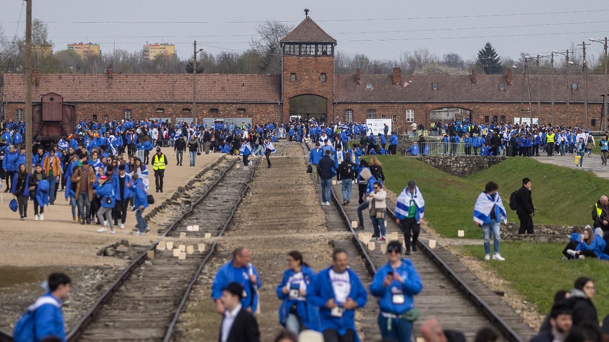 راهپیمایی زندگان برای بزرگداشت یاد قربانیان هولوکاست در لهستان