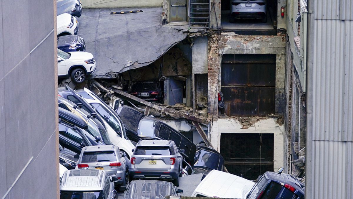 سيارات تضررت إثر انهيار مرآب في مدينة نيويورك الأمريكية