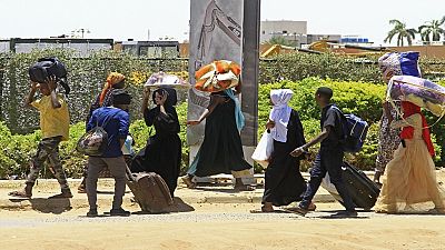 Des milliers de Soudanais fuient Khartoum sous les bombes