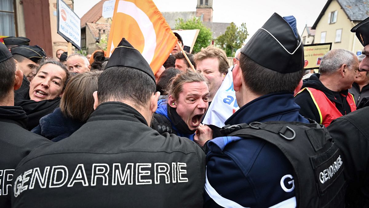 Protest gegen Macron im Elsass: Demonstranten werden von der Polizei auf Distanz gehalten