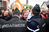 Protest gegen Macron im Elsass: Demonstranten werden von der Polizei auf Distanz gehalten