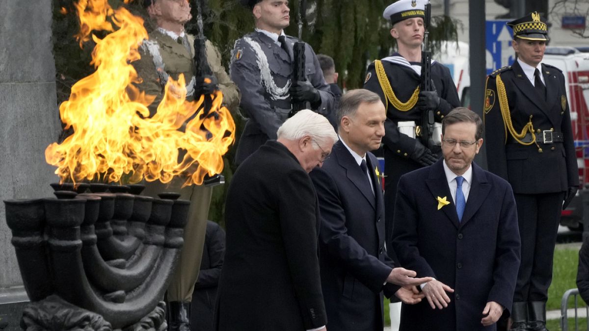 Президент Израиля Исаак Герцог и президент Германии Франк-Вальтер Штайнмайер в сопровождении своего польского коллеги Анджея Дуды в Варшаве, 19 апреля 2023 г.