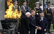 Президент Израиля Исаак Герцог и президент Германии Франк-Вальтер Штайнмайер в сопровождении своего польского коллеги Анджея Дуды в Варшаве, 19 апреля 2023 г.