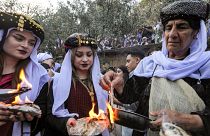 Bougiés allumées pour célébrer le Nouvel An yezidi par des membres de la communauté près du temple de Lalesh, dans le nord de l'Irak, le 18 avril 2023