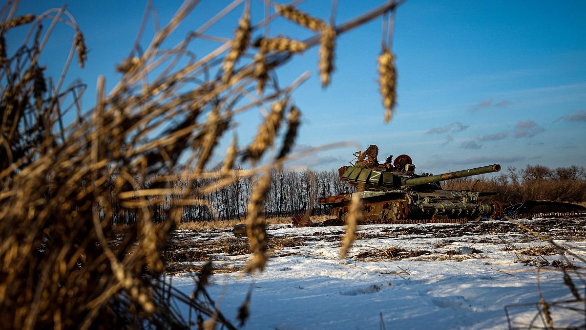 Un tanque ruso destruido en un campo de trigo cubierto de nieve en la región de Kharkiv el 22 de febrero de 2023, en medio de la invasión militar rusa de Ucrania.