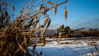 Un tanque ruso destruido en un campo de trigo cubierto de nieve en la región de Kharkiv el 22 de febrero de 2023, en medio de la invasión militar rusa de Ucrania.