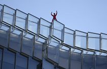 "Французский человек-паук" покорил небоскреб под Парижем в знак протеста против пенсионной реформы