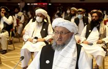 قائد أفغاني بارز في حركة طالبان أثناء مشاركته في محادثات السلام مع الحركة في عام 2020