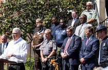 Jonathan Floyd rendőrfőnök és városvezetés ismerteti az eddig feltárt tényeket a lövöldözésről