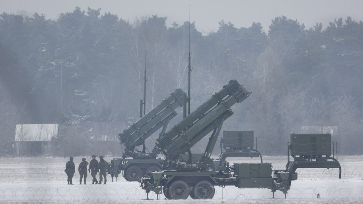 Az Egyesült Államoktól tavaly beszerzett Patriot rakétavetők a lengyelországi Varsóban 2023. február 6-án.