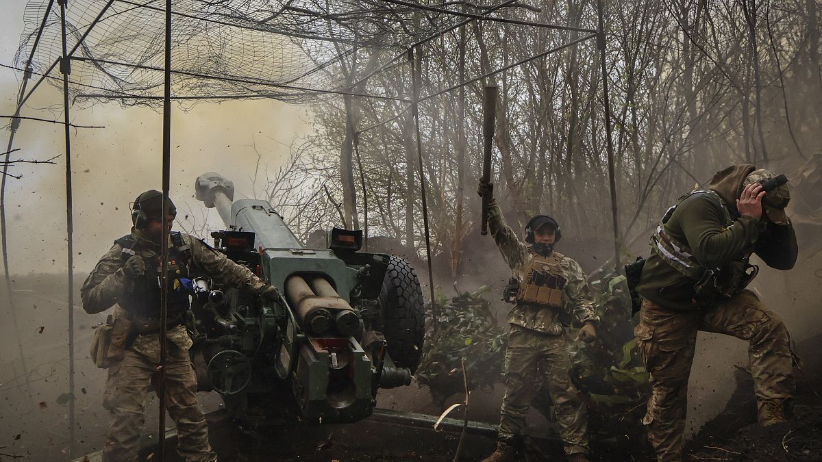 Украинские военные на позиции на линии фронта близ Бахмута
