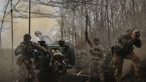 Ukrainische Soldaten feuern Artillerie an der Front nahe Bachmut, Donetsk, 19. April 2023