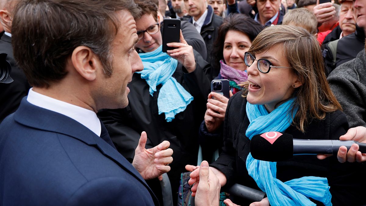 Αντιμέτωπος με δεκάδες διαδηλωτές βρέθηκε ο πρόεδρος της Γαλλίας στο Sait Denis
