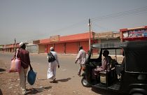 Varias personas caminan por Jartum, Sudán, el lunes 17 de abril de 2023.