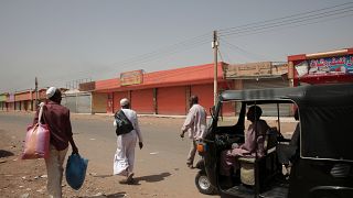 Varias personas caminan por Jartum, Sudán, el lunes 17 de abril de 2023.