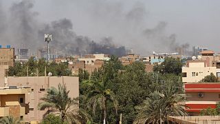 Tűzharc füstje lengi be a szudáni fővárost, Kartúmot 2023. április 19-én.
