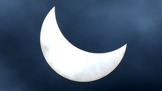 Vue générale d'une éclipse solaire partielle à Denpasar, sur l'île balnéaire de Bali, en Indonésie, le 20 avril 2023.