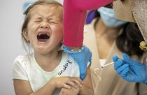 Una niña de cuatro años llora mientras le administran una vacuna COVID-19 en el brazo en el Hospital Infantil de Nueva Orleans, el martes 21 de junio de 2022