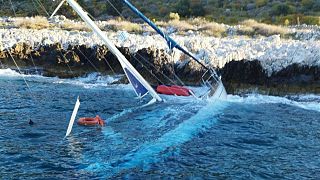 Ιστιοφόρο σκάφος ημιβιθυσμένο στην παραλία «Αρφίγκια» Νέου Οίτυλου Λακωνίας