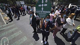 أفراد الطاقم الطبي والمرضى يتجمعون في نقطة التقاء خلال تدريب وطني على الزلزال، خارج مستشفى سان أنجل إن في مكسيكو سيتي،  19 أبريل 2023
