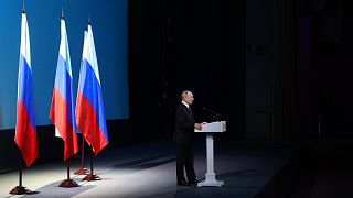 Президент Владимир Путин на фоне флагов России