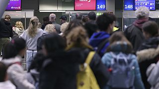 Сотни рейсов отменены из-за стачки