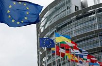 پرچم اتحادیه اروپا مقابل پارلمان اروپا در استراسبورگ