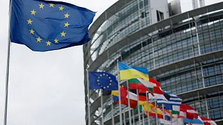 پرچم اتحادیه اروپا مقابل پارلمان اروپا در استراسبورگ