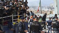 Migrantes desembarcan de un barco en el puerto siciliano de Catania, 12 de abril de 2023.