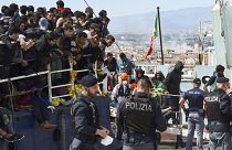 Migrantes desembarcan de un barco en el puerto siciliano de Catania, 12 de abril de 2023.