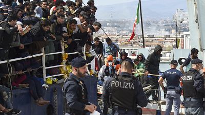 Migranten gehen im sizilianischen Hafen von Catania von Bord, Mittwoch, 12. April 2023.