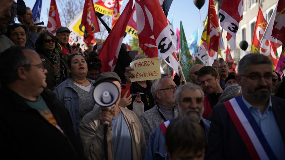 Les cheminots français poursuivent les grèves contre la réforme des retraites de Macron