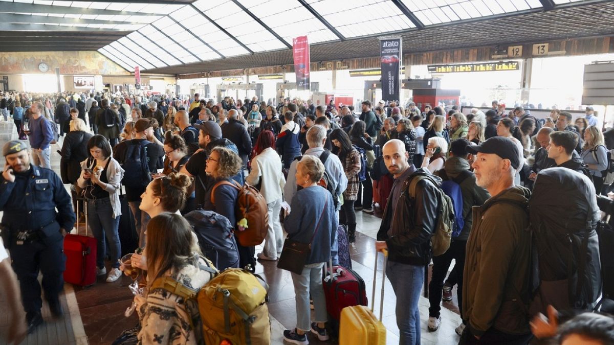 Nicht nur in Florenz warteten Hunderte an den Bahnhöfen vergeblich auf ihren Zug.