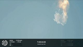 Взрыв космического корабля SpaceX Starship вскоре после старта со стартовой площадки во время летных испытаний с космической базы Бока-Чика, штат Техас, 20 апреля 2023 года.