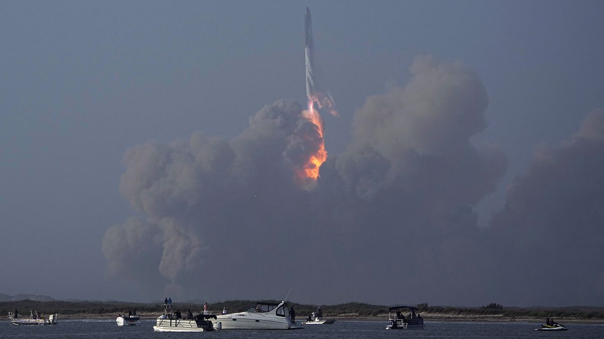 صاروخ ستارشيب العملاق ينفجر في السماء إثر إطلاقه بوقت قصير