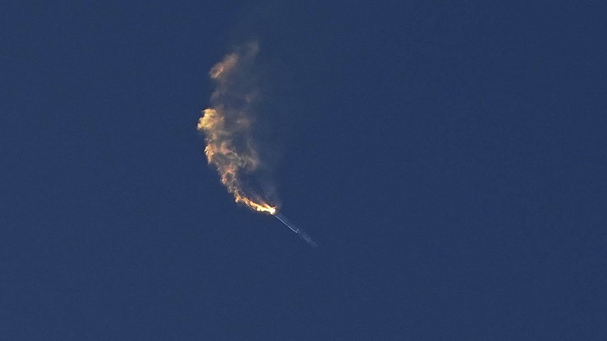 SpaceX'in dev roketinin taşıdığı Starship yerden 32 km yükseklikte infilak etti