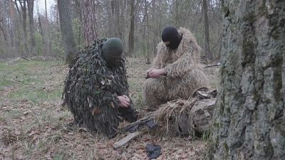 Des soldats ukrainiens en tenue de camouflage lors d'un entraînement, près de Kyiv, en Ukraine, le 20 avril 2023.
