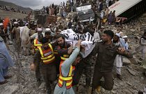 önkéntesek segítenek a pakisztáni földrengés után