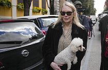 Η πριγκίπισσα Rita Boncompagni Ludovisi εγκαταλείπει τη βίλα συνοδεία αστυνομικών