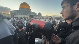 فلسطيميون يرصدون هلال رمضان في القدس. 2023/04/20