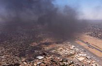 Чёрный дым над международным аэропортом Хартума, 20 апреля 2023 года.