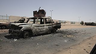 Κατεστραμμένο στρατιωτικό όχημα σε προάστιο του Χαρτούμ στο Σουδάν
