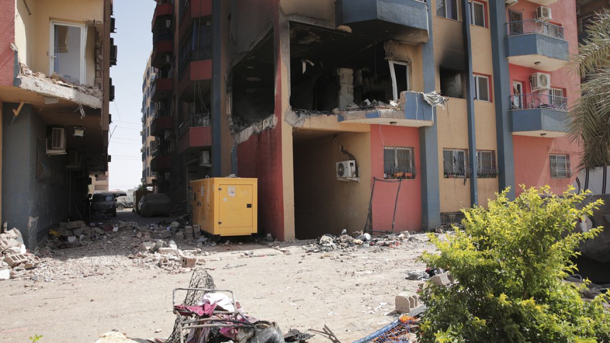 Harcokban megrongálódott lakóépületek Kartúmban 2023. április 20-án