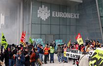 Manifestants devant les locaux de l'opérateur boursier Euronext, à Paris, le 20 avril 2023