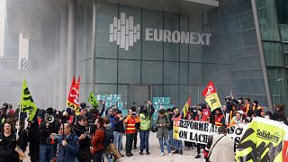 Manifestants devant les locaux de l'opérateur boursier Euronext, à Paris, le 20 avril 2023