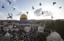 Palestinos celebran el Aid al-Fitr junto a la Cúpula de la Roca, en la mezquita de Al Aqsa, en la Ciudad Vieja de Jerusalén, el viernes 21 de abril de 2023