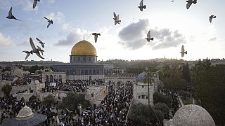 Palestinos celebran el Aid al-Fitr junto a la Cúpula de la Roca, en la mezquita de Al Aqsa, en la Ciudad Vieja de Jerusalén, el viernes 21 de abril de 2023
